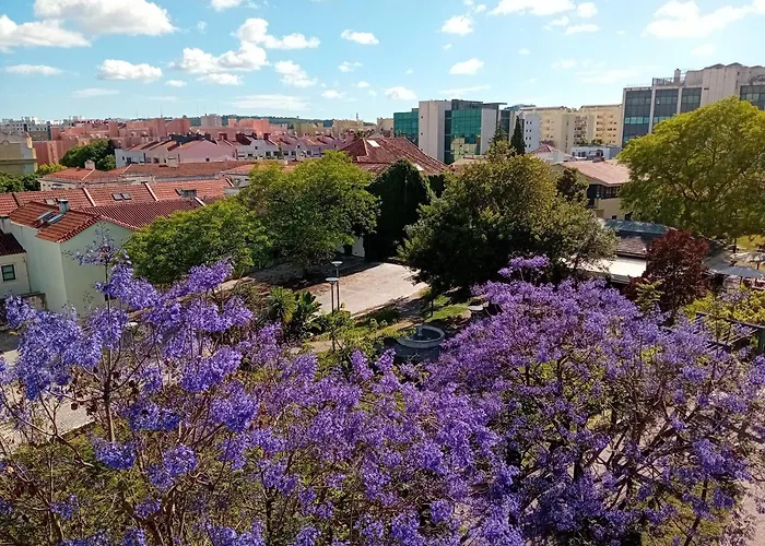 Blue - Metro At Your Door Apartman